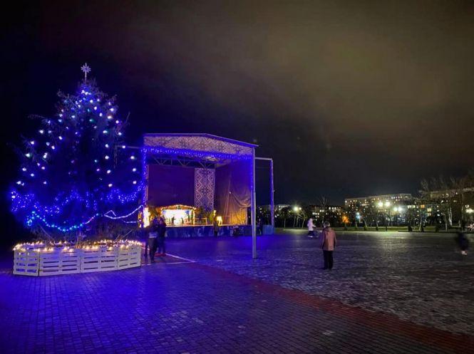 Новини Хмельницького - фото з У містах Хмельниччини засяяли новорічні ялинки. У кого гарніша? У містах Хмельниччини засяяли новорічні ялинки. У кого гарніша?, фото №3 на сайті vsim.ua