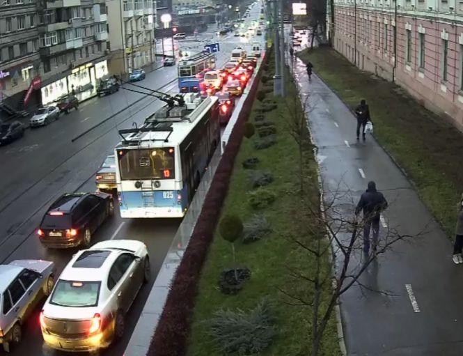 Тролейбусам «тісно» через делініатори на Гагаріна? Пояснення транспортників, фото №3 на сайті 20minut.ua