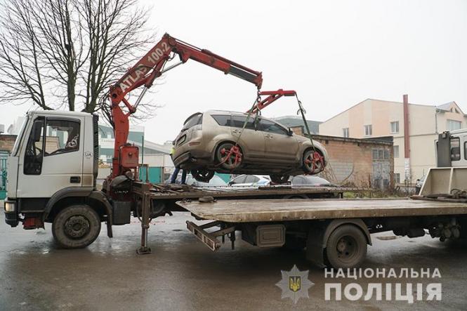 Силою заштовхали в багажник: затримали групу осіб, які катували чоловіка та вимагали 800 тисяч доларів (ВІДЕО), фото №1 на сайті 20minut.ua