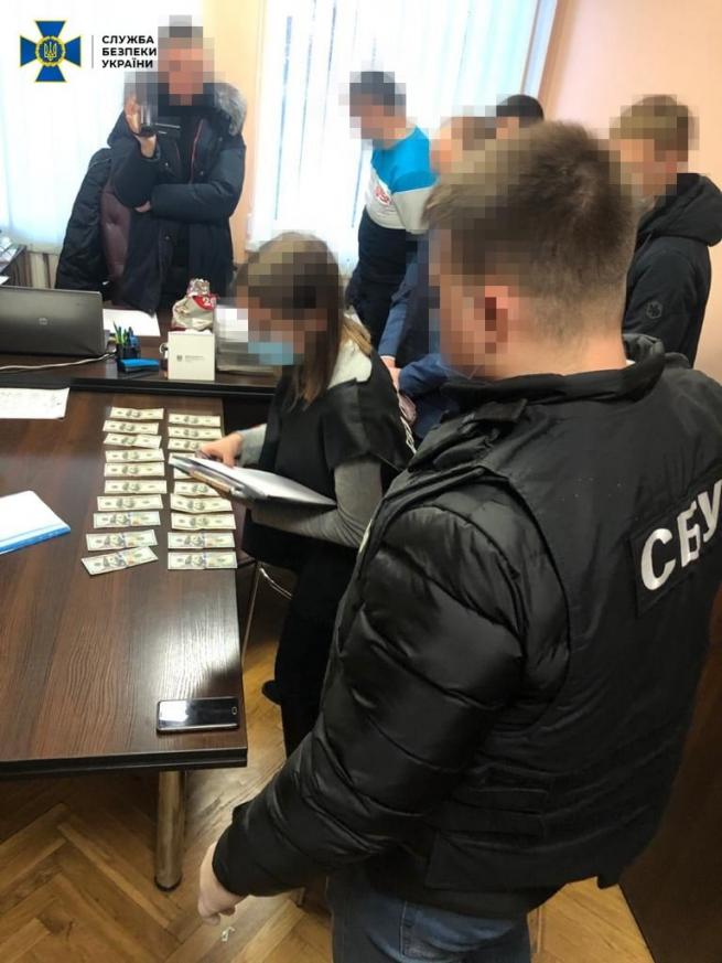 Новини Вінниці - фото з СБУ зловила з двома тисячами доларів хабара начальника управління Вінницької ОДА. Що відомо? Зображення може містити: одна або кілька осіб, телефон та у приміщенні