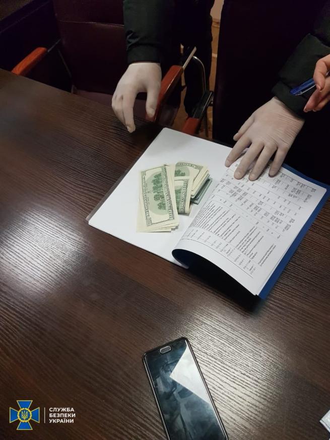 Новини Вінниці - фото з СБУ зловила з двома тисячами доларів хабара начальника управління Вінницької ОДА. Що відомо? Зображення може містити: одна або кілька осіб