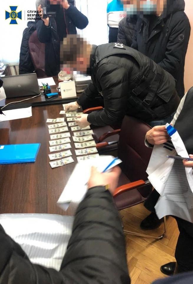 Новини Вінниці - фото з СБУ зловила з двома тисячами доларів хабара начальника управління Вінницької ОДА. Що відомо? Зображення може містити: одна або кілька осіб