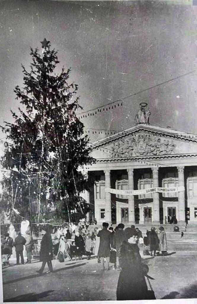 Новини Тернополя - фото з Було-стало: як змінювалась новорічна ялинка у Тернополі. Ретрофото Було-стало: як змінювалась новорічна ялинка у Тернополі. Ретрофото, фото №3 на сайті 20minut.ua