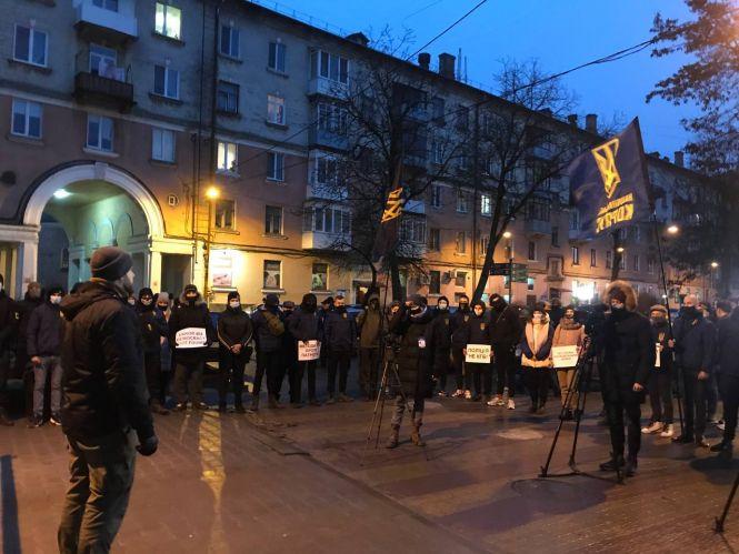 Новини Тернополя - фото з «Ні свавіллю силовиків!» Під стінами поліції запалили димові шашки (ОНОВЛЕНО) «Ні свавіллю силовиків!» Під стінами поліції запалили димові шашки (ОНОВЛЕНО), фото №3 на сайті 20minut.ua