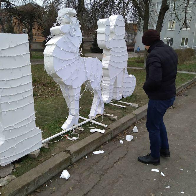 Фото дня: на центральній площі міста потрощили оленів, фото №3 на сайті 20minut.ua