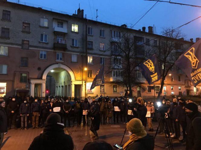 Новини Тернополя - фото з «Ні свавіллю силовиків!» Під стінами поліції запалили димові шашки (ОНОВЛЕНО) «Ні свавіллю силовиків!» Під стінами поліції запалили димові шашки (ОНОВЛЕНО), фото №1 на сайті 20minut.ua