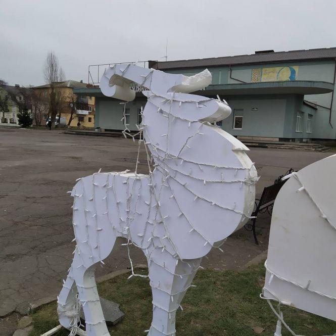 Фото дня: на центральній площі міста потрощили оленів, фото №2 на сайті 20minut.ua