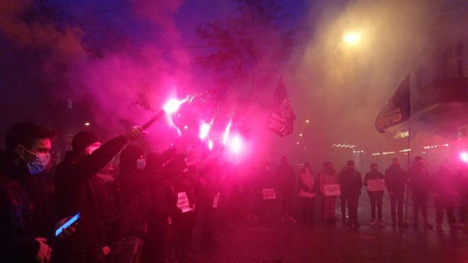 Новини Тернополя - фото з «Ні свавіллю силовиків!» Під стінами поліції запалили димові шашки (ОНОВЛЕНО) «Ні свавіллю силовиків!» Під стінами поліції запалили димові шашки (ОНОВЛЕНО), фото №4 на сайті 20minut.ua
