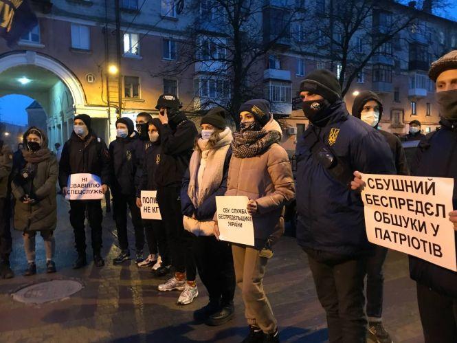 Новини Тернополя - фото з «Ні свавіллю силовиків!» Під стінами поліції запалили димові шашки (ОНОВЛЕНО) «Ні свавіллю силовиків!» Під стінами поліції запалили димові шашки (ОНОВЛЕНО), фото №2 на сайті 20minut.ua