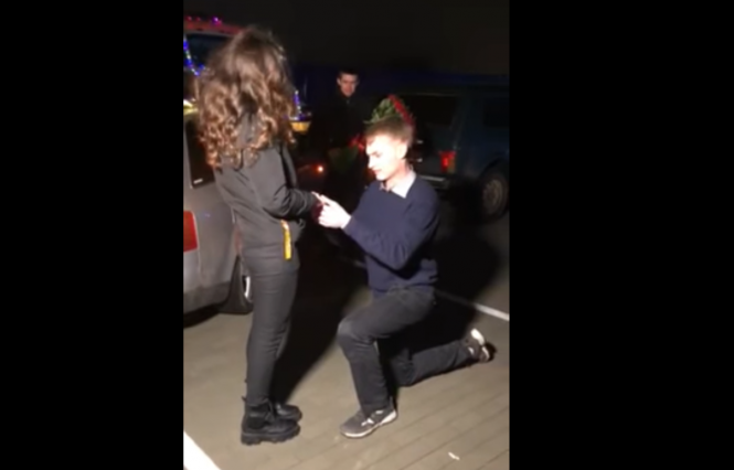 Новини Вінниці - фото з Шумно та романтично. У Вінниці створили «автоялинку» з понад 500 машин Шумно та романтично. У Вінниці створили «автоялинку» з понад 500 машин, фото №1 на сайті 20minut.ua