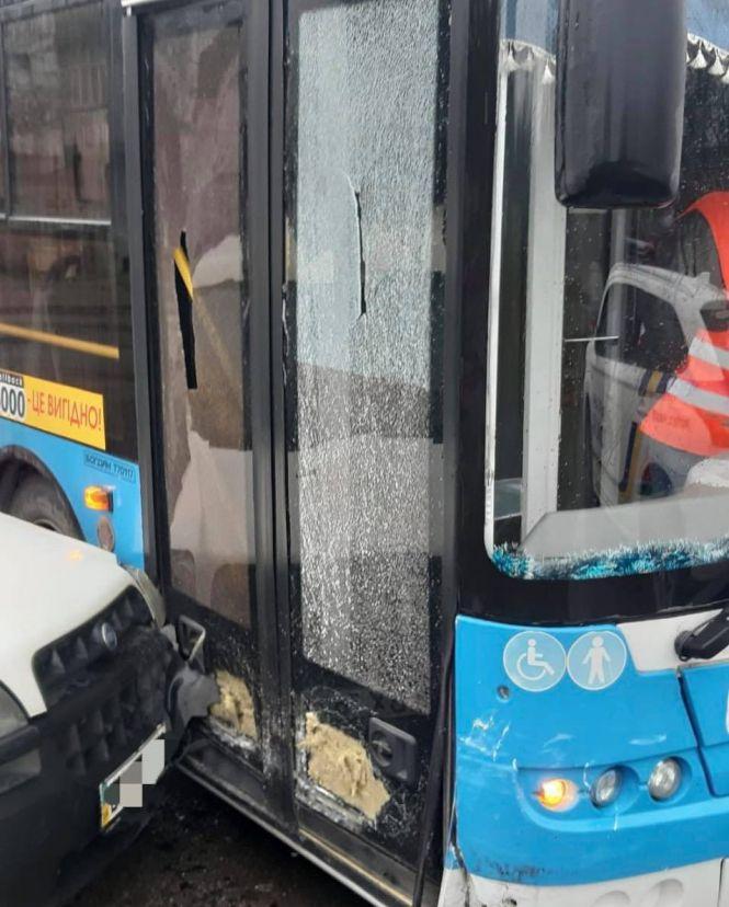Новини Хмельницького - фото з У Хмельницькому автомобіль в'їхав у тролейбус (ФОТО) У Хмельницькому автомобіль в'їхав у тролейбус (ФОТО), фото №2 на сайті vsim.ua