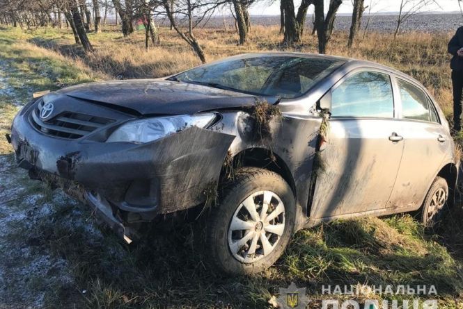 Не впоралась з керуванням. На Вінниччині у кювет з'їхала Toyota Corolla