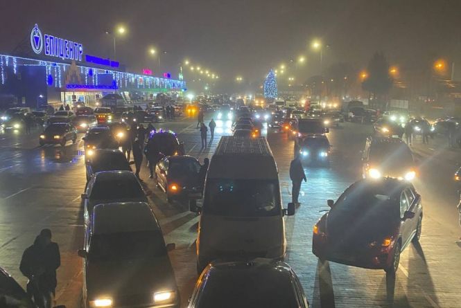 Шумно та романтично. У Вінниці створили «автоялинку» з понад 500 машин