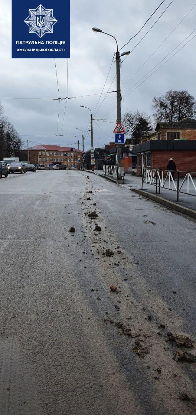 Наніс болота. У Хмельницькому оштрафували водія КамАЗу за забруднення дороги, фото №1 на сайті vsim.ua