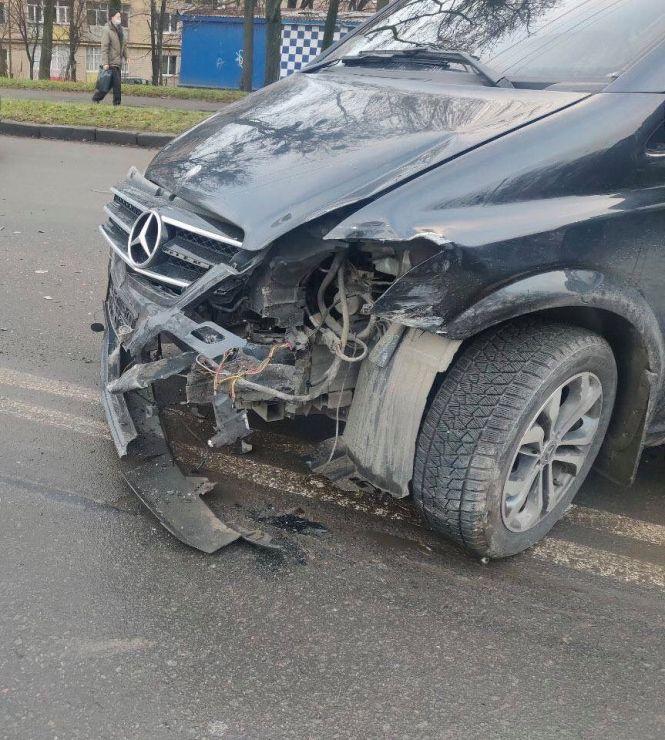 Потрійна ДТП у Хмельницькому: оштрафували водія Mercedes (ФОТО), фото №1 на сайті vsim.ua