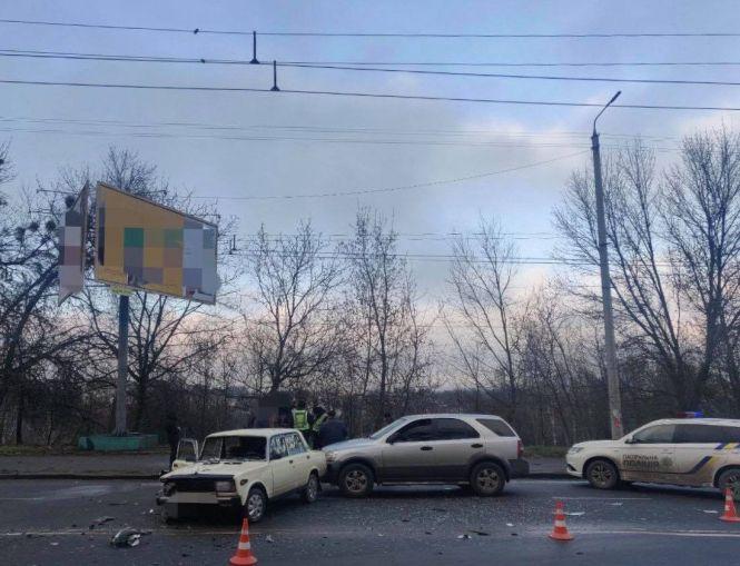 Потрійна ДТП у Хмельницькому: оштрафували водія Mercedes (ФОТО), фото №3 на сайті vsim.ua