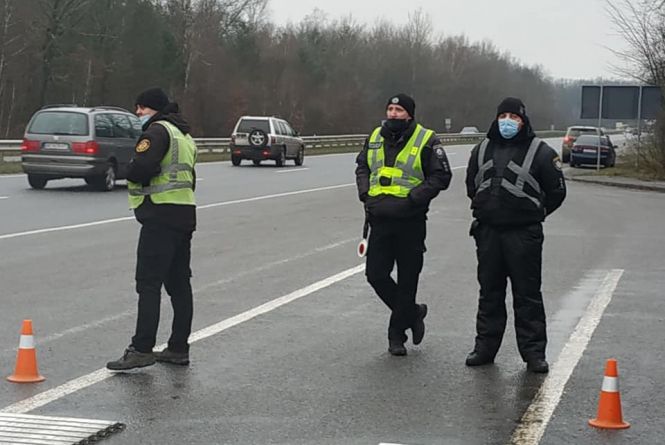Новини Вінниці - фото з Важливе за вчора. Найцікавіші новини 31 грудня, які ви могли пропустити На трасі біля Стрижавки стояли поліцейські. Активісти побачили у цьому порушення