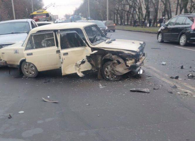 Потрійна ДТП у Хмельницькому: оштрафували водія Mercedes (ФОТО), фото №2 на сайті vsim.ua