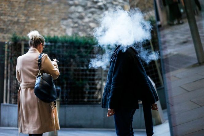 Заборонили продаж електронних сигарет неповнолітнім. Чим небезпечна ця альтернатива цигаркам?