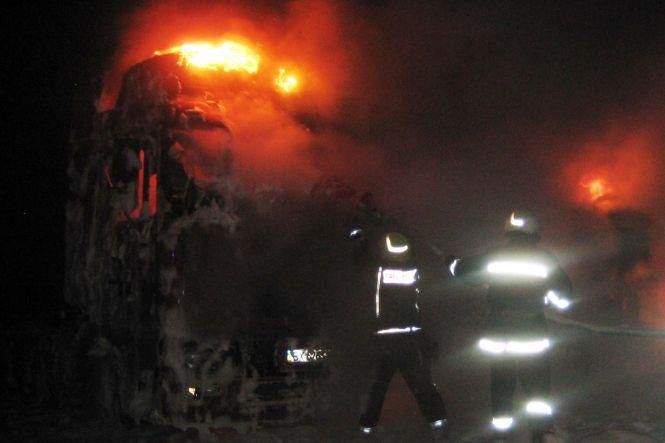 Новини Хмельницького - фото з В новорічну ніч на Хмельниччині горіло дві вантажівки (ВІДЕО) В новорічну ніч на Хмельниччині горіло дві вантажівки (ВІДЕО), фото №1 на сайті vsim.ua
