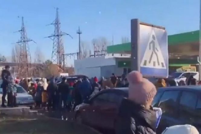 ВІДЕО ДНЯ. До «Парку динозаврів» стоять кілометрові черги вінничан