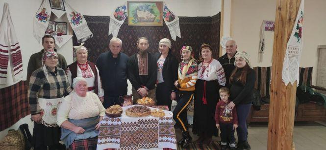 Новини Вінниці - фото з Калачі на Святвечір мають бути пісні. Майстер-клас від мешканців маленького села над Дністром Калачі на Святвечір мають бути пісні. Майстер-клас від мешканців маленького села над Дністром, фото №3 на сайті 20minut.ua