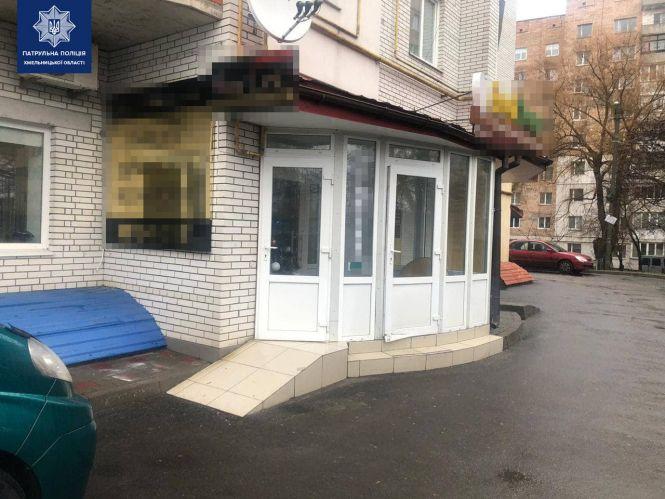 Новини Хмельницького - фото з Пошкоджені три авто та двері салону краси. У Хмельницькому шукають  водіїв, які втекли з місць ДТП Пошкоджені три авто та двері салону краси. У Хмельницькому шукають  водіїв, які втекли з місць ДТП, фото №1 на сайті vsim.ua