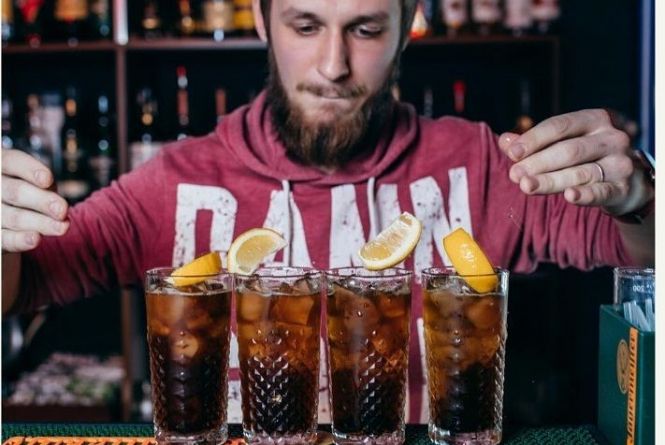 Про відверті історії, коктейльну культуру та чайові. Три історії вінницьких барменів