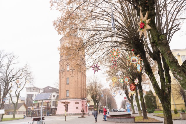 «Зимова феєрія»: на Європейській площі з'явились різдвяні зірки, фото №3 на сайті 20minut.ua