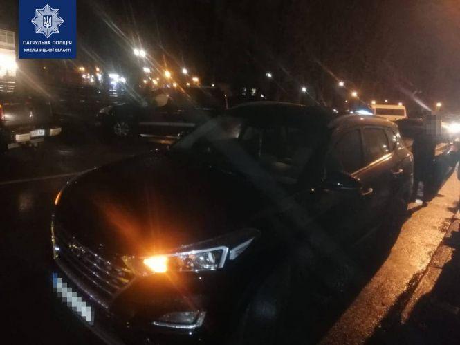 Новини Хмельницького - фото з Пошкоджені три авто та двері салону краси. У Хмельницькому шукають  водіїв, які втекли з місць ДТП Пошкоджені три авто та двері салону краси. У Хмельницькому шукають  водіїв, які втекли з місць ДТП, фото №3 на сайті vsim.ua