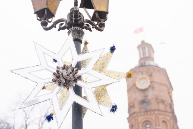 «Зимова феєрія»: на Європейській площі з'явились різдвяні зірки, фото №2 на сайті 20minut.ua