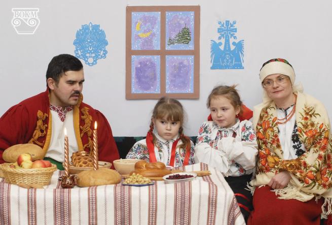 Новини Вінниці - фото з Багато кутя: як святкували Різдво у давнину. Народні традиції Поділля Зображення може містити: 4 людини, люди сидять, стіл, дитина та у приміщенні