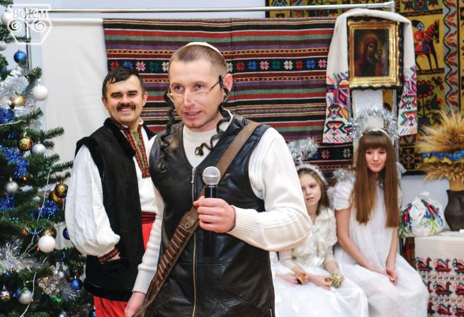 Новини Вінниці - фото з Багато кутя: як святкували Різдво у давнину. Народні традиції Поділля Зображення може містити: 4 людини, люди стоять та у приміщенні