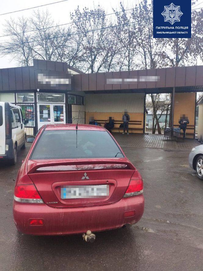 Новини Хмельницького - фото з Пошкоджені три авто та двері салону краси. У Хмельницькому шукають  водіїв, які втекли з місць ДТП Пошкоджені три авто та двері салону краси. У Хмельницькому шукають  водіїв, які втекли з місць ДТП, фото №2 на сайті vsim.ua