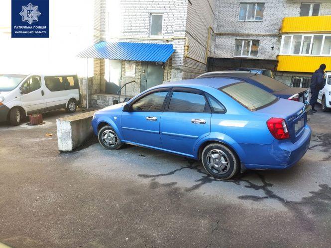 Новини Хмельницького - фото з Пошкоджені три авто та двері салону краси. У Хмельницькому шукають  водіїв, які втекли з місць ДТП Пошкоджені три авто та двері салону краси. У Хмельницькому шукають  водіїв, які втекли з місць ДТП, фото №4 на сайті vsim.ua