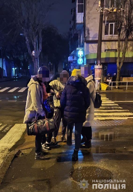 Новини Вінниці - фото з На Театральній 20-річний вінничанин погрожував підлітку пістолетом На Театральній 20-річний вінничанин погрожував підлітку пістолетом, фото №1 на сайті 20minut.ua