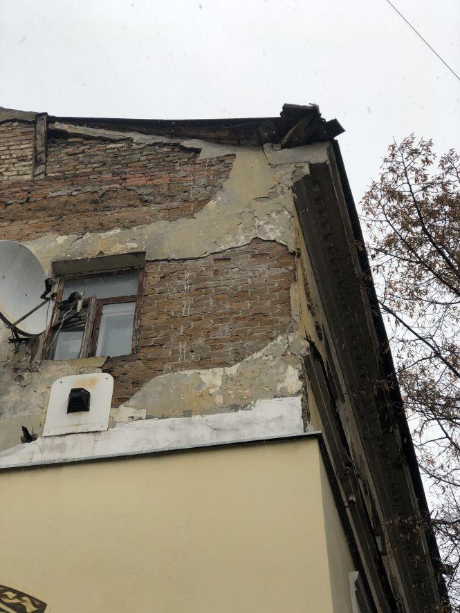 У центрі Житомира обвалюється стіна аварійної будівлі, а владі – байдуже. ФОТО, фото №2 на сайті 20minut.ua