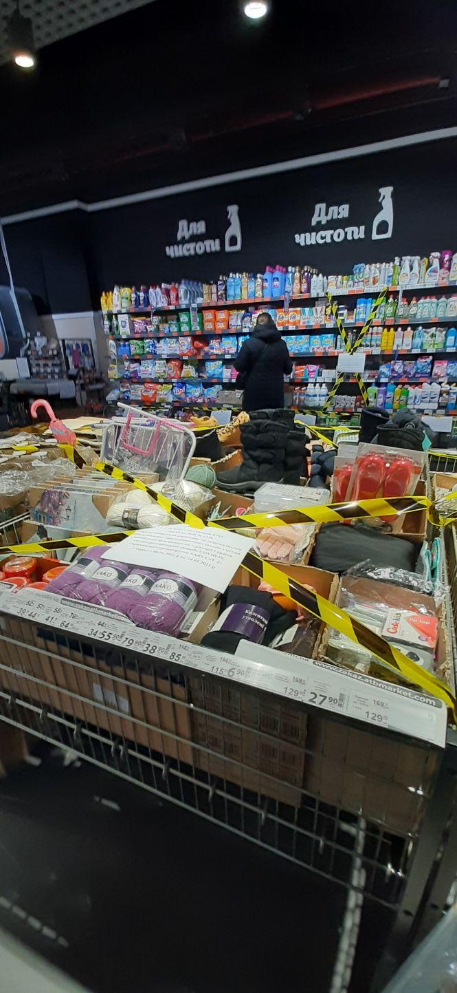 У житомирських супермаркетах обмежили доступ до деяких товарів. Фото дня, фото №2 на сайті 20minut.ua