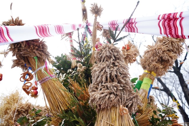 «Зимова феєрія»: у Вінниці на Європейській площі встановили дідух, фото №1 на сайті 20minut.ua