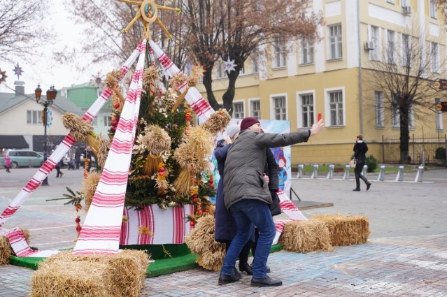 «Зимова феєрія»: у Вінниці на Європейській площі встановили дідух, фото №5 на сайті 20minut.ua