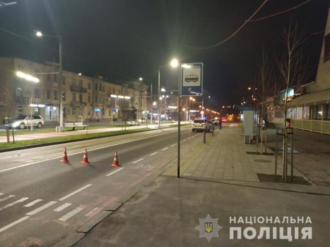 Новини Вінниці - фото з На Замостянській 15-річний хлопець виходив з трамваю та потрапив під машину На Замостянській 15-річний хлопець виходив з трамваю та потрапив під машину, фото №1 на сайті 20minut.ua