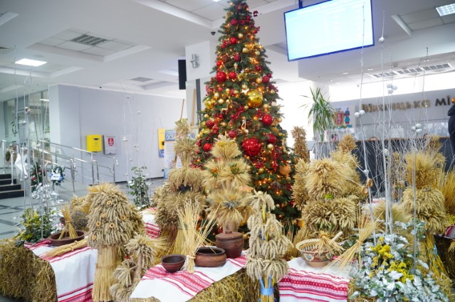 «Зимова феєрія»: у Вінниці на Європейській площі встановили дідух, фото №2 на сайті 20minut.ua