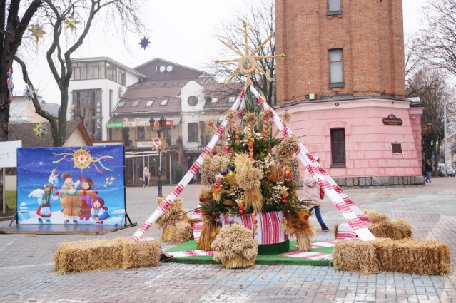 «Зимова феєрія»: у Вінниці на Європейській площі встановили дідух, фото №3 на сайті 20minut.ua