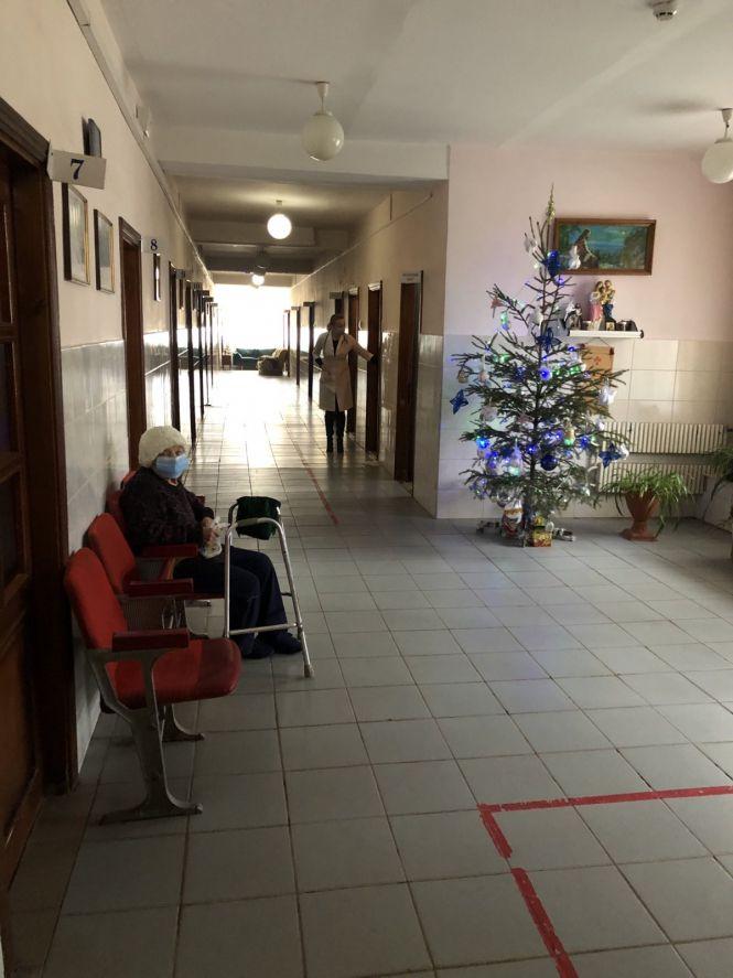 Новини Тернополя - фото з У Петриківському геріатричному пансіонаті знову спалах коронавірусу: як живуть постояльці в умовах карантину У Петриківському геріатричному пансіонаті знову спалах коронавірусу: як живуть постояльці в умовах карантину, фото №3 на сайті 20minut.ua