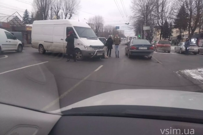 Новини Хмельницького - фото з Бус збив пенсіонерку біля ТЦ "Ріко": у поліції повідомили деталі ДТП Бус збив пенсіонерку біля ТЦ "Ріко": у поліції повідомили деталі ДТП, фото №1 на сайті vsim.ua