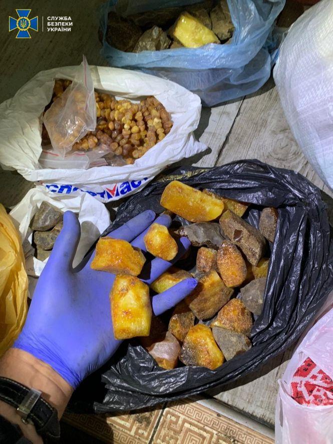 Новини Житомира - фото з Двоє мешканців Новограда-Волинського налагодили нелегальний збут оптових партій бурштину великих фракцій до Східної Азії Двоє мешканців Новограда-Волинського налагодили нелегальний збут оптових партій бурштину великих фракцій до Східної Азії, фото №2 на сайті 20minut.ua