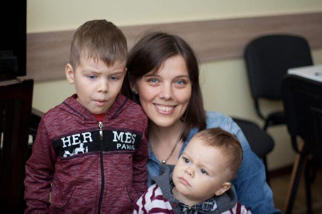 Новини Вінниці - фото з Коли всі вдома: як вінничани поєднують дистанційну роботу і виховання дітей Ірина Вітвіцька разом з синами