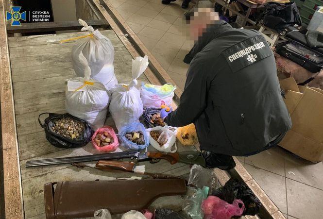 Новини Житомира - фото з Двоє мешканців Новограда-Волинського налагодили нелегальний збут оптових партій бурштину великих фракцій до Східної Азії Двоє мешканців Новограда-Волинського налагодили нелегальний збут оптових партій бурштину великих фракцій до Східної Азії, фото №1 на сайті 20minut.ua