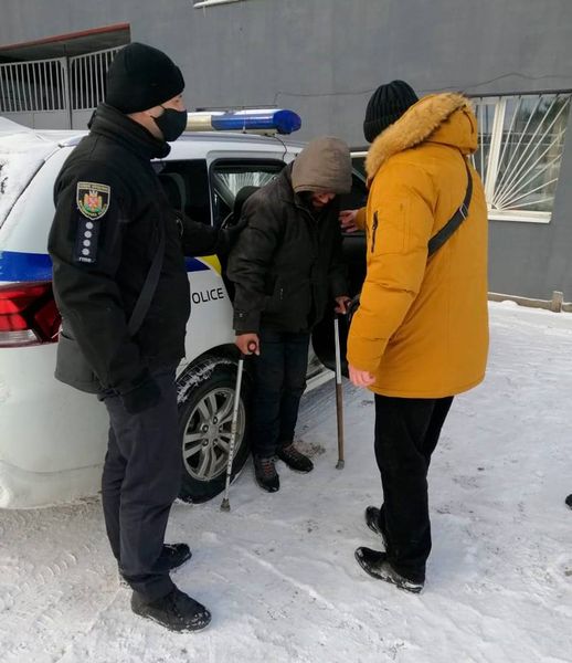 Новини Житомира - фото з Людяність і небайдужість: у Житомирі поліцейські допомогли безхатьку Людяність і небайдужість: у Житомирі поліцейські допомогли безхатьку, фото №2 на сайті 20minut.ua