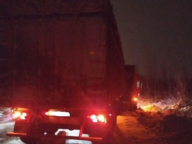 Новини Житомира - фото з Через ускладнення погоди на дорогах області застрягли дві вантажівки: допомогли рятувальники Через ускладнення погоди на дорогах області застрягли дві вантажівки: допомогли рятувальники, фото №1 на сайті 20minut.ua